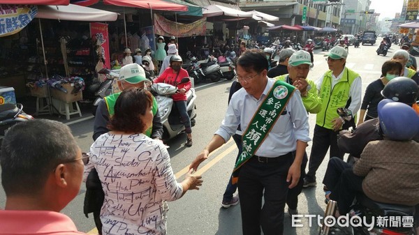 ▲台南市長參選人顏純左，分別到東區崇德市場、安南區果菜市場拜票，並加入團隊的車隊遊行行列，沿途受到民眾熱情的支持歡迎。（圖／顏純左提供）