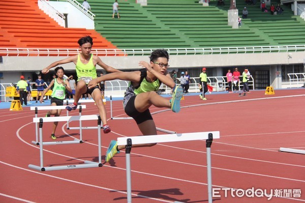 107年台東縣全縣中小學聯合運動會，經過連續二天激烈的競賽圓滿落幕，計有5項13人次破大會，其中台東高中高三的陽伯恩連續3年創新高男組鐵餅項目大會紀錄，將是台東縣在今年全中運田徑金牌寄望。（圖／台東縣政府提供）