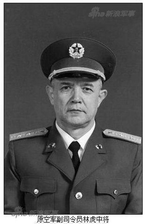 前解放軍空軍副司令林虎於3日晚間去世，享年91歲。1997年他以70歲高齡駕駛蘇-30戰機，做出飛機攻角接近120度的「眼鏡蛇」高超特技動作。（圖／翻攝自新浪軍事）