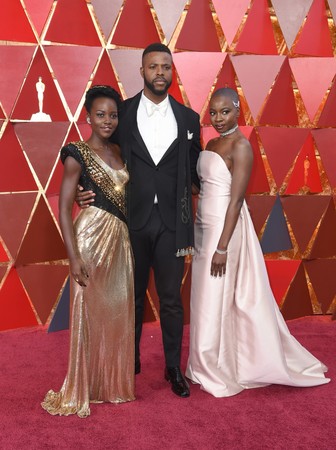 ▲《黑豹》露琵塔尼詠歐、戴奈古瑞菈（Danai Gurira）、溫斯頓杜克（Winston Duke）登奧斯卡。（圖／達志影像／美聯社）