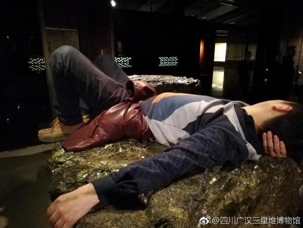 ▲▼陸男躺在三星堆博物館的玉石上，遭遊客檢舉。（圖／翻攝自三星堆博物館官方微博）