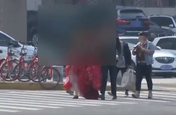 新人斑馬線拍婚紗逼停車輛，下一秒直接進警局。（圖／翻攝自看看新聞）