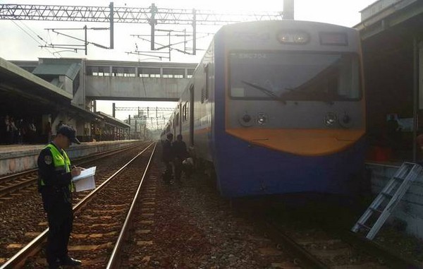 ▲快訊／台鐵新竹站旅客不慎落軌　遭進站列車撞擊送醫。（圖／翻攝畫面）