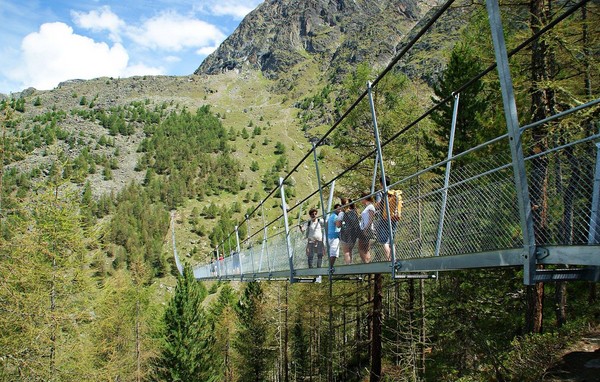 ▲世界最長人行吊橋－歐洲吊橋Europabrücke。（圖／瑞士。Ricky的瑞士山居歲月提供）