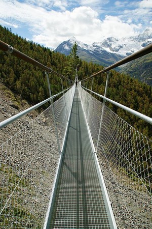▲世界最長人行吊橋－歐洲吊橋Europabrücke。（圖／瑞士。Ricky的瑞士山居歲月提供）