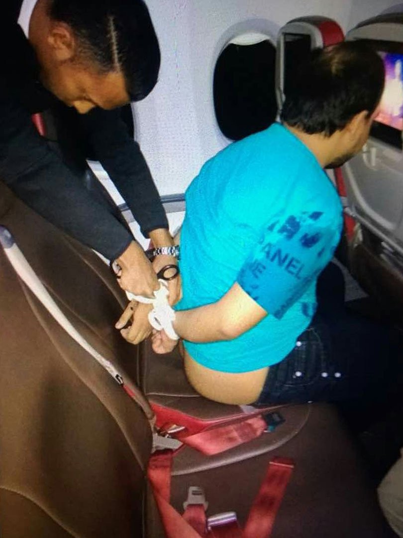 孟加拉20歲男大生馬穆德（Didar Al Mahmud）在起飛後，突脫光衣褲並拿出筆電播放A片，甚至開始自慰。（圖／翻攝《中國報》）