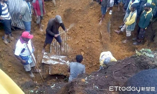 ▲▼   2月26日地震發生後，救援人員在門迪挖掘屍體。（圖／路透）