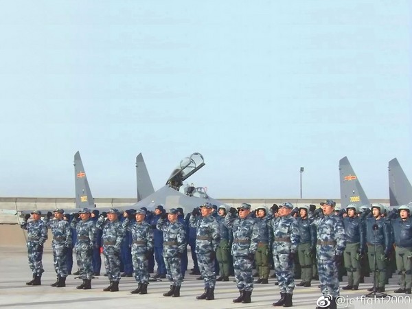 大陸網友流出重慶軍用機場出現大批殲-16，表明西部戰區已正式裝備該型國產三代半戰機。（圖／翻攝自大陸網站）