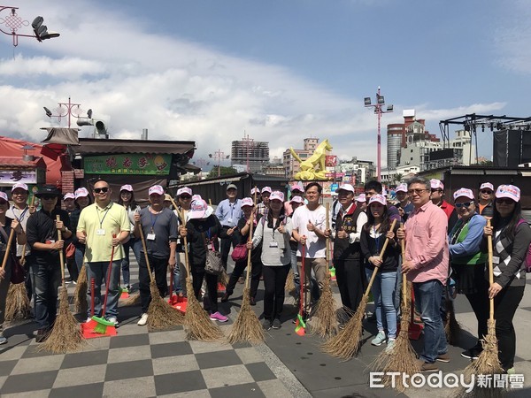 中華民國旅行商業同業公會全國聯合會「同業義工旅遊團」，一行40人前往花蓮東大門夜市及石藝大街清掃，協助震災復原，三天兩夜的行程中，將踏遍花蓮著名景點，以實際行動支持花蓮觀光，行銷花蓮安全旅遊。（圖／花蓮縣政府提供）