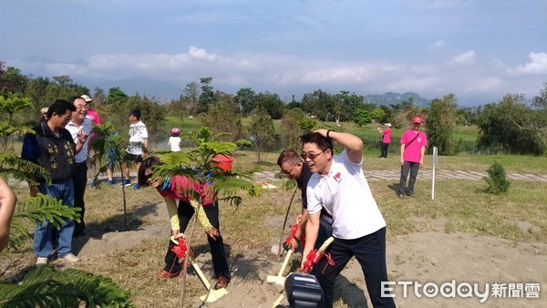 台東縣政府及台東林管處在台東森林公園鷺鷥湖畔舉辦植樹月活動，正式拉起今年台東地區植樹月的序幕，在縣長黃健庭及林管處處長劉瓊蓮的帶領下與現場學生及民眾植樹及護樹，同時也辦理贈苗活動，場面盛大。（圖／台東林管處提供）