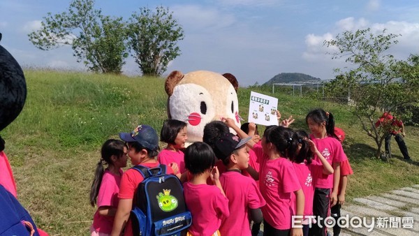 台東縣政府及台東林管處在台東森林公園鷺鷥湖畔舉辦植樹月活動，正式拉起今年台東地區植樹月的序幕，在縣長黃健庭及林管處處長劉瓊蓮的帶領下與現場學生及民眾植樹及護樹，同時也辦理贈苗活動，場面盛大。（圖／台東林管處提供）