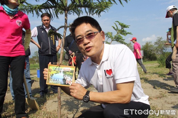 台東縣府與台東林管處共同辦理紀念國父逝世九十三週年植樹活動，縣長黃健庭與小朋友、社區民眾一起在鷺鷥湖旁種下小葉南洋杉等近3百株樹苗。黃健庭表示，今年底前將種下40萬株的樹苗，希望將尼伯特風災遭損的樹種回來。 （圖／台東縣政府提供）