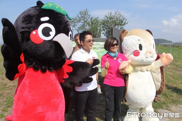 台東縣府與台東林管處共同辦理紀念國父逝世九十三週年植樹活動，縣長黃健庭與小朋友、社區民眾一起在鷺鷥湖旁種下小葉南洋杉等近3百株樹苗。黃健庭表示，今年底前將種下40萬株的樹苗，希望將尼伯特風災遭損的樹種回來。 （圖／台東縣政府提供）