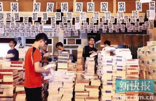 ▲▼廣州大學華軟軟件學院推「教材超市」，縮短學生領書時間。（圖／翻攝自新快報）