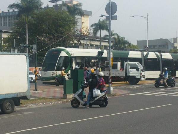 ▲高雄輕軌又發生意外，一輛違停貨車與列車相撞。（圖／取自臉書爆料公社）