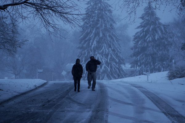 ▲冬季風暴襲擊美東。圖為賓州馬波市走在暮雪中的一雙人影。(圖／達志影像／美聯社）