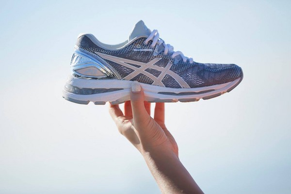 ▲ASICS 推出 GEL-NIMBUS 20 白金版，閃耀歡慶經典系列20周年。（圖／公關提供）