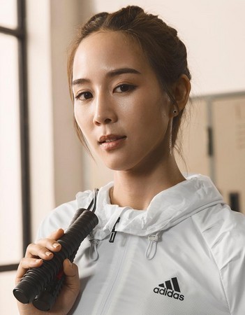 ▲adidas女子系列代言人張鈞甯在全新「就憑創意」宣傳短片中，以永不言敗的運動魅力，實踐創意、塑造與眾不同的自己。（圖／公關提供）