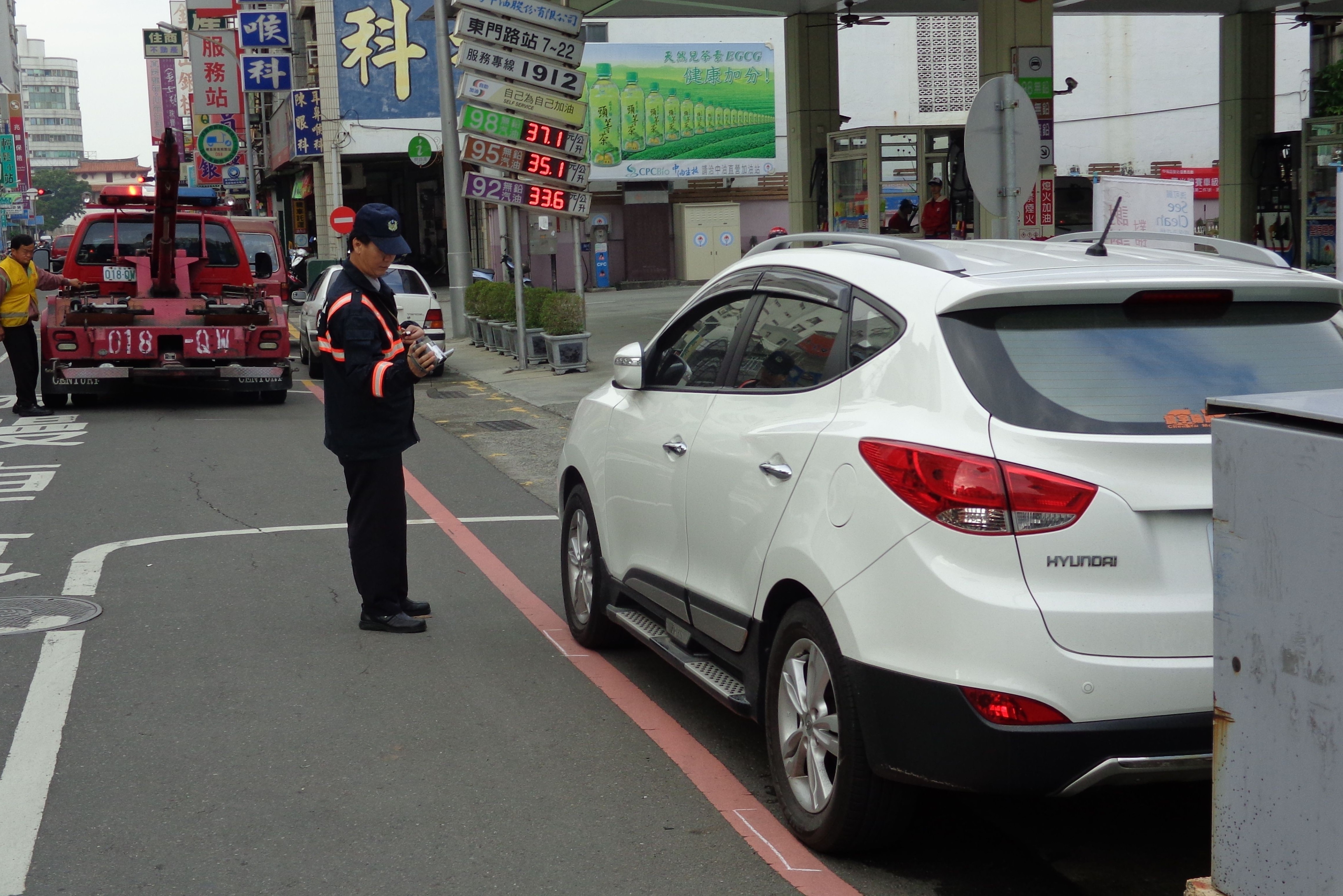 ▲紅線違規停車，易釀交通事故（圖／記者林悅翻攝）