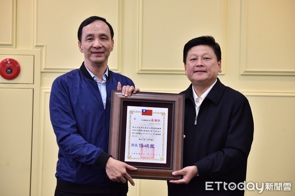 新北市長朱立倫率市府團隊至花蓮縣政府拜會縣長傅崐萁，代表「新北送愛到花蓮」捐款人及單位，捐助善款3,600萬元，作為災後重建使用，並慰問新北市受災戶2戶。傅崐萁回贈感謝狀，感謝朱市長親自送上新北市民的愛心，並代表所有災民表達感激之情。（圖／花蓮縣政府提供）