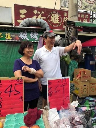 ▲▼馬英九下鄉看失業部長生活　一大早在市場「叫賣水果」。（圖／翻攝自龍應台臉書）