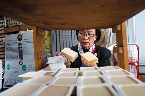 江鳳英與志工收集回鍋油以特殊製程打造肥皂，避免造成水汙染，還到聯合國分享社區再造經驗。