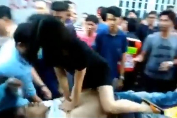 ▲▼泰國女護士穿短裙救人，反而被罵姿勢不雅。（圖／翻攝自臉書）