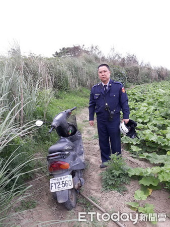 ▲佳里派出所警方，在曾文溪西港大橋以西2公里北岸溪邊之產業道路，發現陳男所騎乘機車及一隻拖鞋。（圖／警方提供）