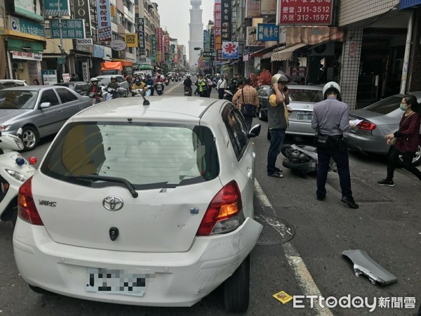 ▲▼大叔連掃12車還波及餐館。（圖／記者莊雅婷翻攝）