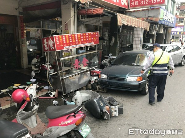 ▲▼大叔連掃12車還波及餐館。（圖／記者莊雅婷翻攝）