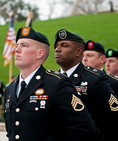 綠扁帽士兵甘迺迪特種作戰訓練中心行禮,綠扁帽,美軍,美國陸軍特種部隊（圖／公有領域）