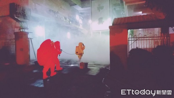 ▲消防人員穿著A級防護衣與廠方技士進入廠內查修。（圖／記者林悅翻攝）