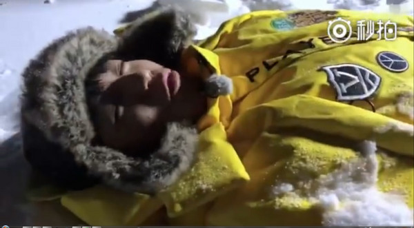 ▲王俊凱躺倒在雪地裡。（圖／翻攝王俊凱工作室微博）