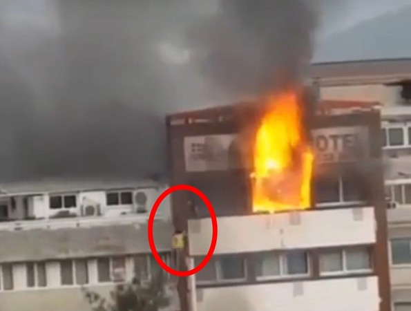 ▲土耳其飯店火災，外國女遊客為了逃生爬窗，不慎失足墜樓。（圖／翻攝自Mahsum sari Youtube）