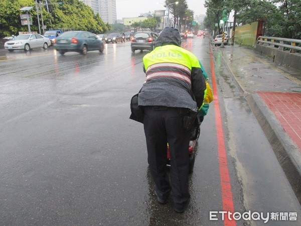 ▲員警請老翁坐在車上冒雨推車。（圖／中壢警分局提供）