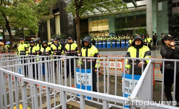 ▲保釣協會、愛國同心會等團體到日台交流協會抗議▼。（圖／記者屠惠剛攝）