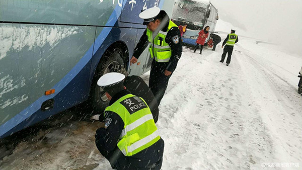 ▲▼四川阿壩大雪上千輛車被困。（圖／翻攝自成都商報）