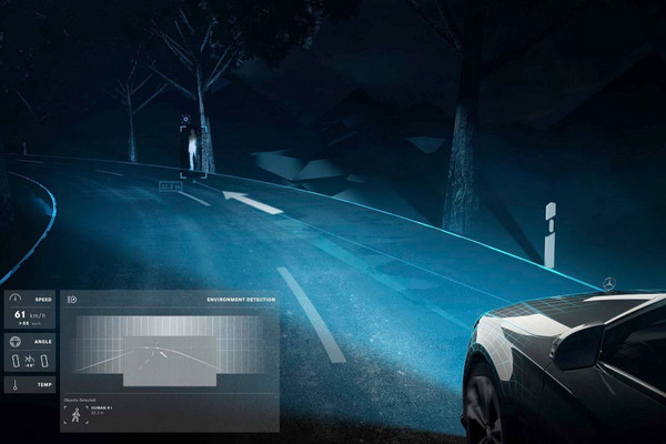 ▲賓士大燈能在馬路照出「可愛圖示」？數位頭燈今年上路。（圖／翻攝自Mercedes-Benz）