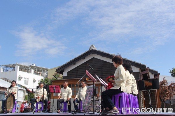 台東縣政府與客家委員會在剛完成修繕啟用的「客家學堂」辦理第八屆全國客家日「大家來說客語及唱歌尞天穿」活動，縣長黃健庭到場與客家鄉親及民眾一起體驗客家文化，並希望學習客家勤奮、樸實的精神，持續推動與維護客家優美文化。（圖／台東縣政府提供）