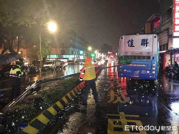 ▲▼桃園遊覽車騎上分隔島　「車頭削爆」攔腰斷桿！11人撞傷。（圖／記者柳名耕翻攝）