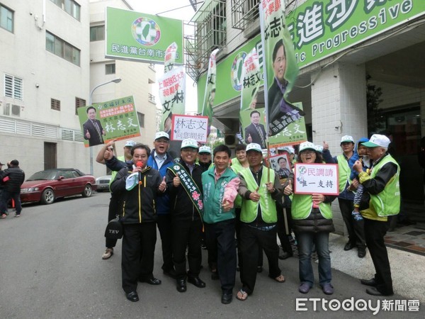 ▲林志文由多位地方里長，後援會幹部，陳亭妃北區後援會會長林瑛淑、葉宜津特助朱家鋒等人陪同下，完成南區安平區市議員初選參選登記。（圖／林志文提供）