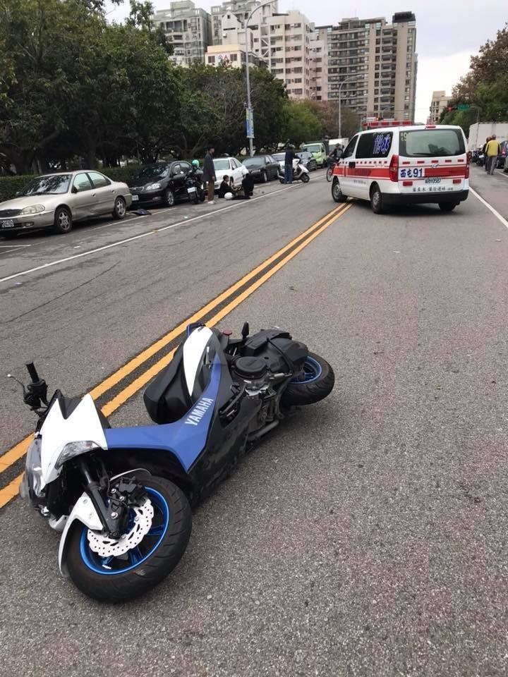 台中市一名男子一早騎車上班，在路上看到車禍，跟老闆報備後留下來幫忙，沒想到到公司仍被老闆唸「何必多事，自己都顧不了還擔心他人，全勤是要給還是扣？」（圖／翻攝「爆怨公社」臉書社團）