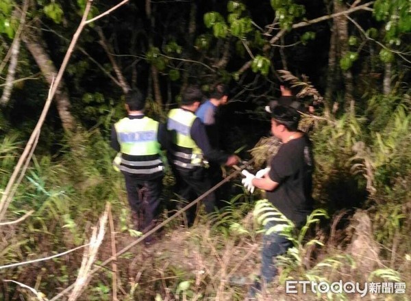 在警消20餘人的努力之下，終於將陳姓騎士以擔架從深淵拉起，並後送至台東馬偕醫院，經診療所幸無生命危險，警、消再次攜手圓滿完成救援任務！（圖／台東縣警察局提供）