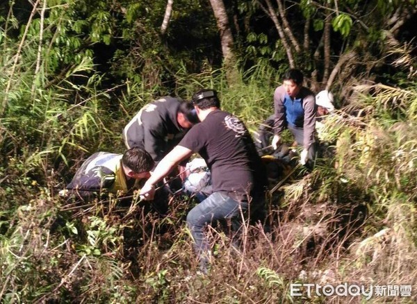 在警消20餘人的努力之下，終於將陳姓騎士以擔架從深淵拉起，並後送至台東馬偕醫院，經診療所幸無生命危險，警、消再次攜手圓滿完成救援任務！（圖／台東縣警察局提供）