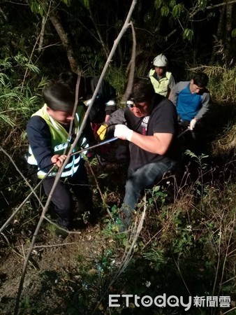 在警消20餘人的努力之下，終於將陳姓騎士以擔架從深淵拉起，並後送至台東馬偕醫院，經診療所幸無生命危險，警、消再次攜手圓滿完成救援任務！（圖／台東縣警察局提供）