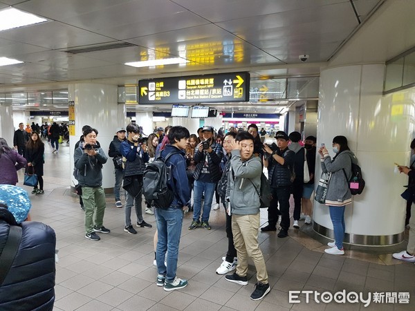▲▼EXID成員哈妮（Hani）在台北搭捷運。（圖／記者蕭采薇攝）