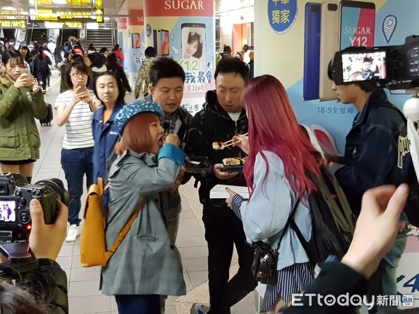 有民眾3月9日在台北車站堵到一名紫紅色頭髮的長髮正妹，背著側背包儼如一副旅行者的模樣。
