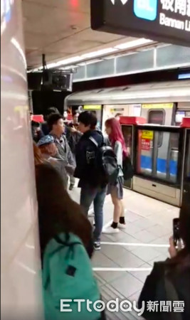 ▲▼EXID成員哈妮（Hani）在台北搭捷運。（圖／記者蕭采薇攝）