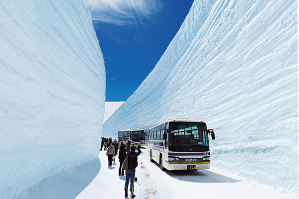 ▲立山黑部著名的雪牆景點。（圖／Shutterstock.com、五福旅遊 提供）