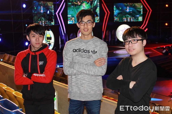 圖三：世新大學數位多媒體學系遊戲組學生李岳倫、林宣宏及蘇冠丞（由左至右）表示，想要製作出心目中最棒的遊戲。（圖／世新大學提供）